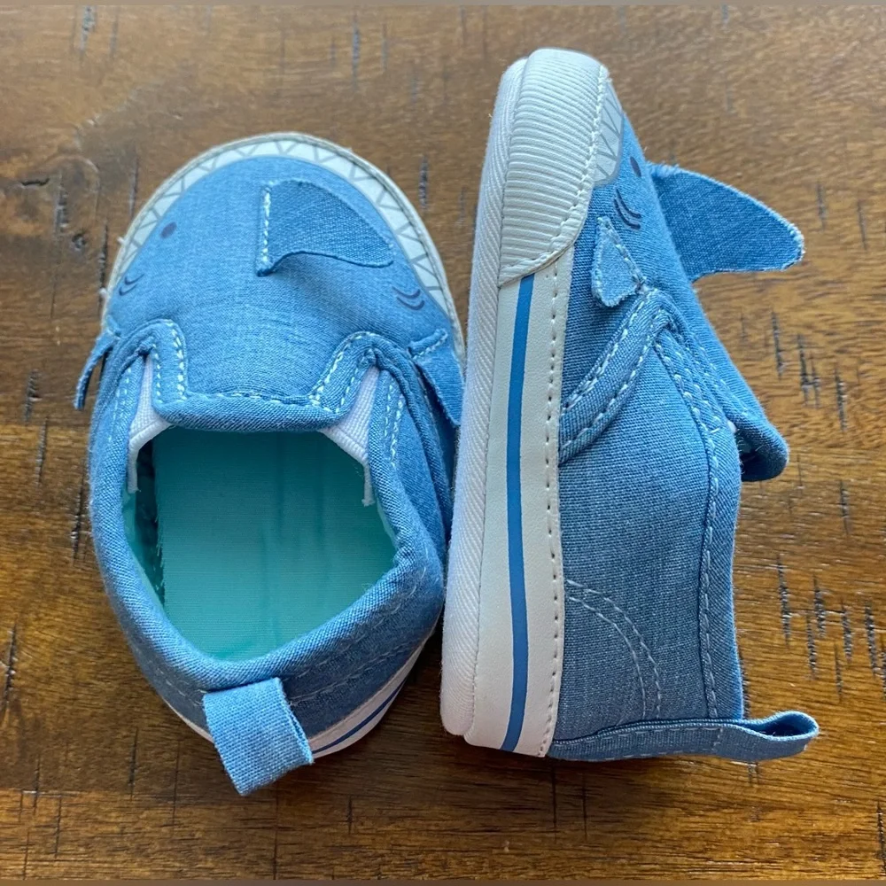•EUC•Carter’s 0-3 Month Shark Crib Shoes